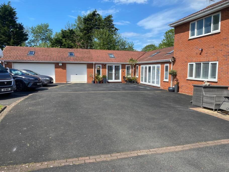 Happy Days Moreton , 2 Miles From Hoylake Wirral *