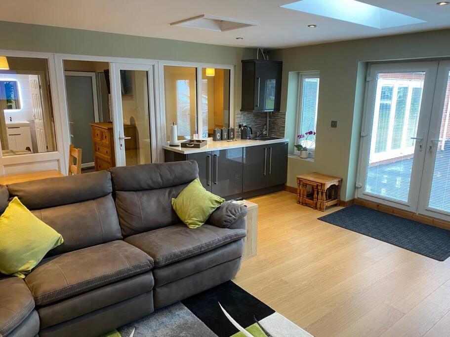 Happy Days Moreton , 2 Miles From Hoylake Wirral Apartment